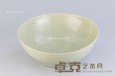  明代（1368-1644） 龙泉窑刻花卉纹大碗 直径34cm；高13cm