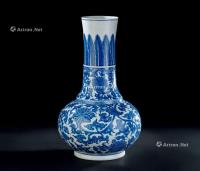  明代（1368-1644） 青花缠枝莲纹长颈瓶