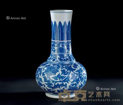  明代（1368-1644） 青花缠枝莲纹长颈瓶 直径28cm；高46.7cm