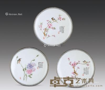  文革时期（1966-1976） 粉彩花鸟纹瓷板挂屏 （三件一组） 直径24.1cm