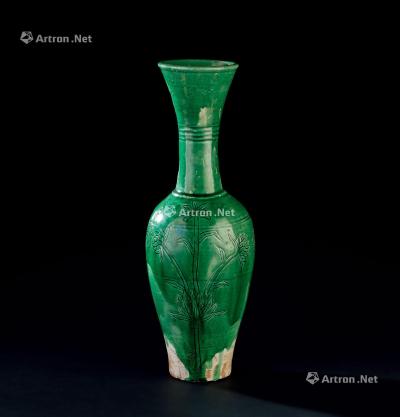  辽代（916-1125） 磁州窑绿釉刻花卉纹长颈瓶
