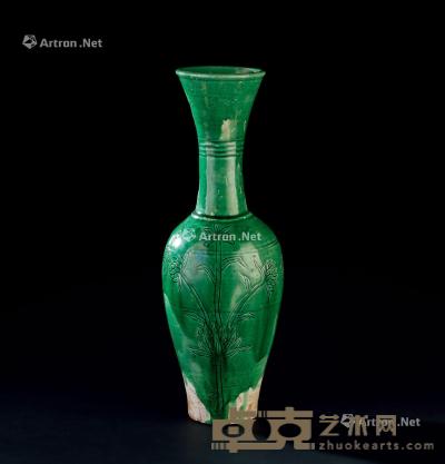  辽代（916-1125） 磁州窑绿釉刻花卉纹长颈瓶 直径12.2cm；高36.5cm