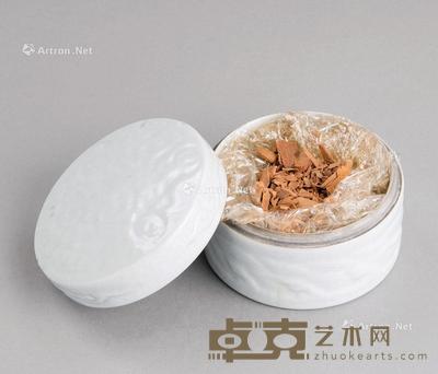  清代（1644-1911） 白釉海水龙纹盖盒 直径7.5cm；高5cm