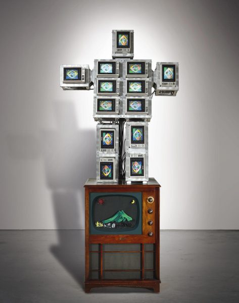  1987年作 机械人家族系列：高科技宝宝 录像装置、十三个电视屏幕、老式木制电视柜附彩绘玻璃及录像带