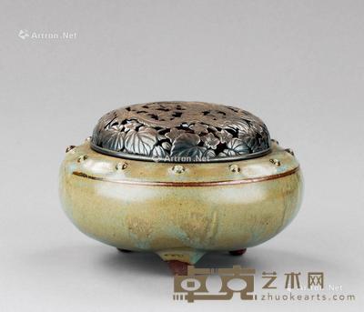  金代 钧窑鼓钉纹三足香炉 直径11.5cm；高4.9cm