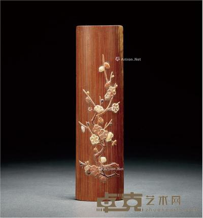  清·嵌寿山石梅花纹竹臂搁 长25.7cm；宽7cm