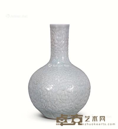 清 豆青釉暗刻花卉纹天球瓶 高61cm
