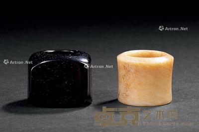 * 清或以前 玉扳指 (两件) 高3cm