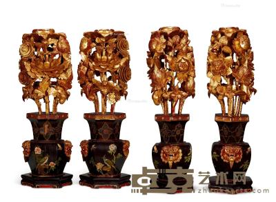 * 清 金漆木雕龛前六棱形花瓶 (一对) 直径19cm；高54cm
