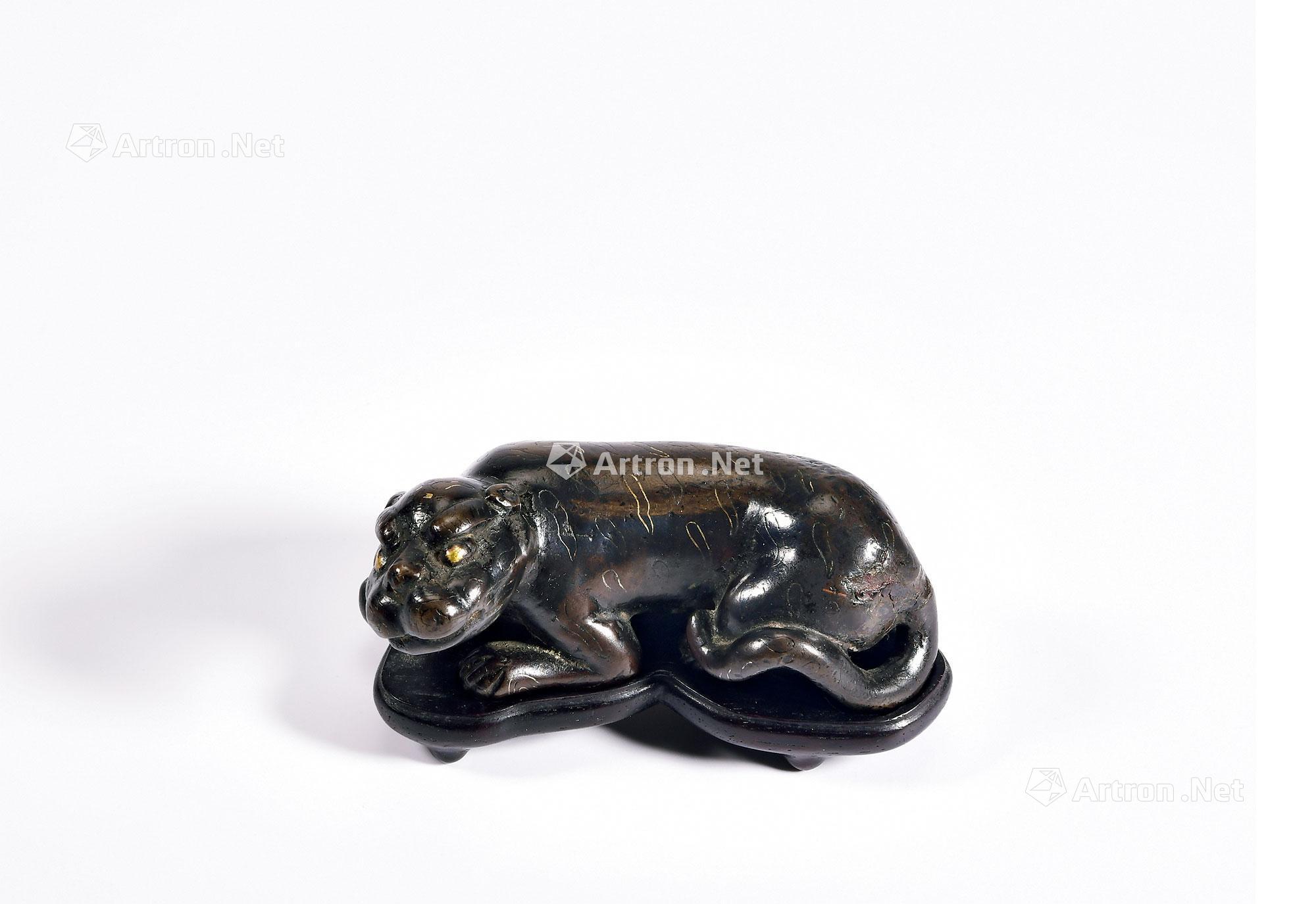 明 铜错金卧虎镇 长9.5cm