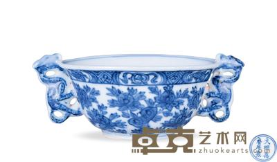 明万历 青花洞石牡丹纹双龙耳杯 直径6.9cm