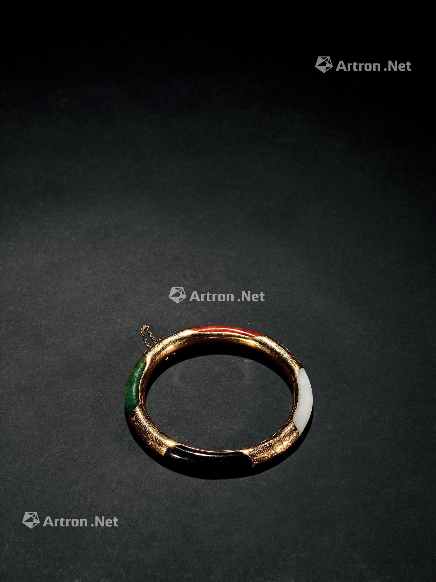 清代晚期 嵌翡翠、玛瑙卡扣金质手镯 直径7.2cm,重22g