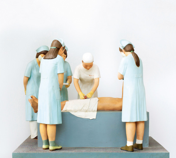  2006年作 手术室 青铜着色雕塑