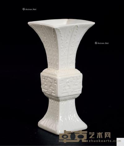  清 白釉雕螭龙纹觚 高12.5cm