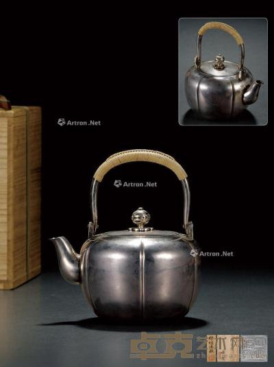  明治时期·四世藏六造阿古陀式银壶 18.5×16.3cm