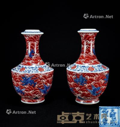  清 青花矾红海八怪蒜头瓶 （一对） 高21cm