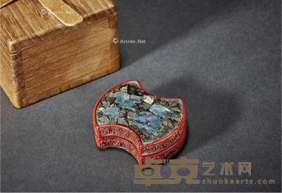  明·剔红嵌螺钿双欢图银锭形香盒 高1.5cm；长3.8cm