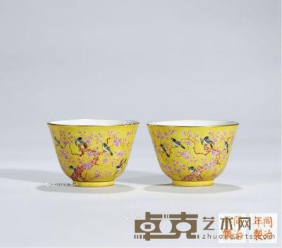  清同治 黄地粉彩喜鹊登梅纹杯 （一对） 直径8.2cm