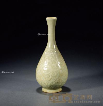  宋 耀州窑刻缠枝牡丹纹月白釉玉壶春瓶 高30.2cm