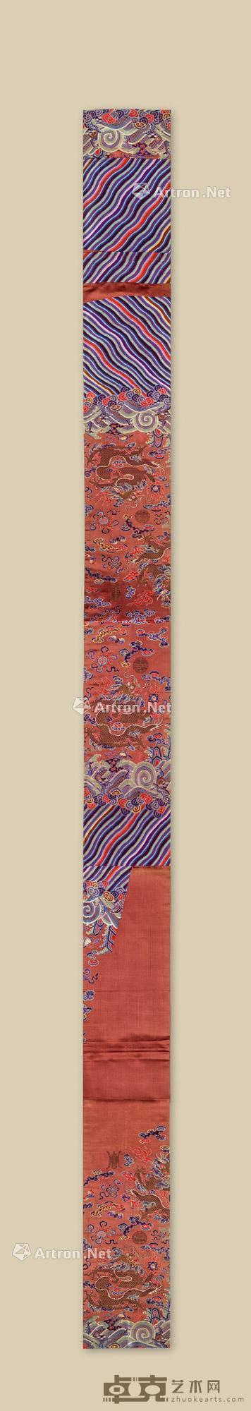  清代 红地龙纹刺绣 长30.5cm；高428cm