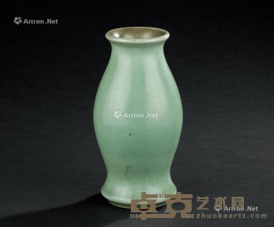  清早期 豆青釉橄榄瓶 直径10.3cm；高20.3cm 