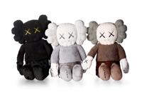  KAWS 布莱恩．唐纳利 KAWS：HOLIDAY 香港限定毛绒玩偶 （三件一组）