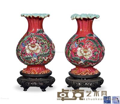  民国 胭脂红地洋彩雕瓷洋花花口瓶 （一对） 高19.5cm