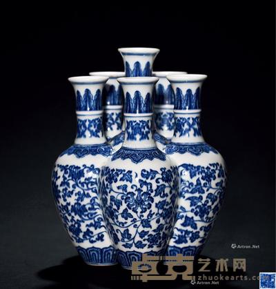  清乾隆 青花西番莲缠枝纹六口赏瓶 直径14cm；高18cm