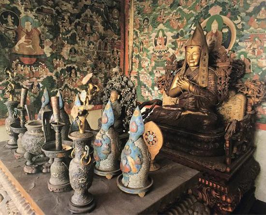 参阅：《清宫藏传佛教文物》，紫禁城出版社，1998年，第272页，梵华楼二楼明间内景，木髹漆泥金宗喀巴坐像。