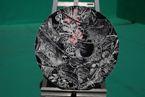 朴荣鹤《BLACKGARDEN 181003-2》直径70cm，Korean paper on Banghaemal（Stone powder）on Charcoal on Korea ink，Pastel，2018