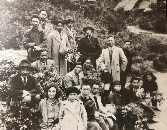 杭州国立艺专教师郊游合影，前排中坐者为潘天寿，右二站立者为方干民