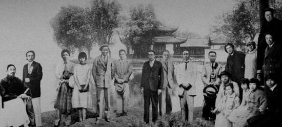 杭州国立艺专教师们，左九为方干民
