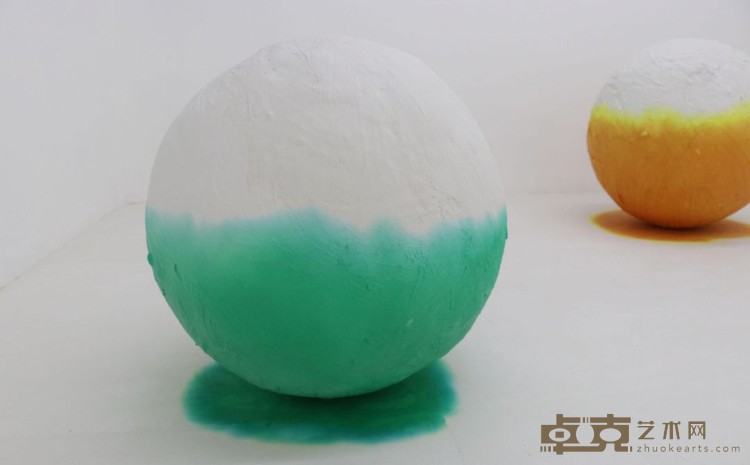 《处境2》 欧鸣 75,70,60cm(直径dia.) 2018年 三个空心石膏球体，水性色浆