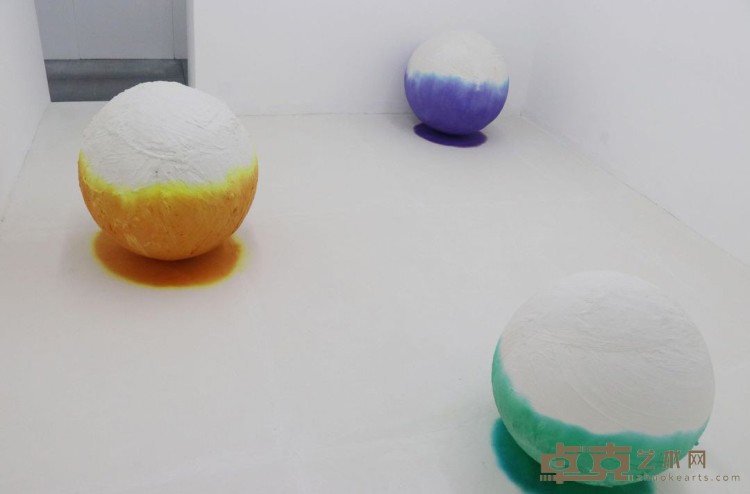 《处境1》 欧鸣 75,70,60cm(直径dia.) 2018年 三个空心石膏球体，水性色浆