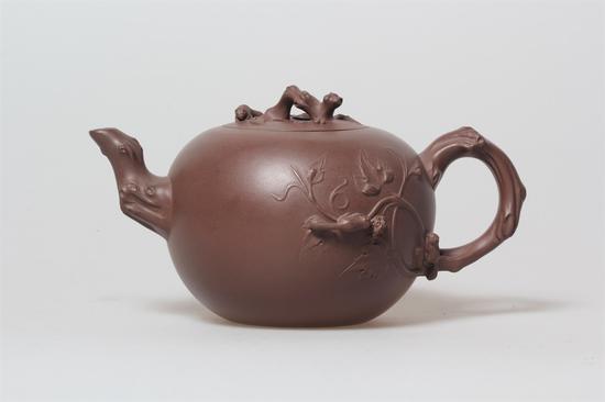 艺术家朱永良 松鼠葡萄壶 泥料：紫泥 年代：1996 容量：750 CC