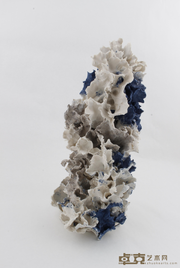 《同步生长》 杨人倩 20.3x43.2x20.3cm 2018年 瓷泥，烧至Cone 6，电窑