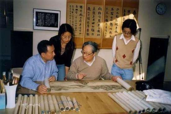 艺术史系学者白谦慎与学生在翁万戈家里观摩《长江万里图》。