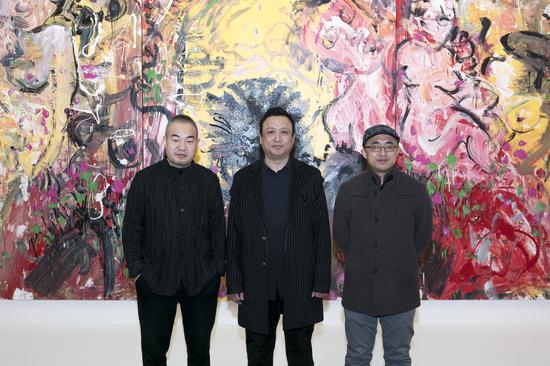 从左至右：白盒子艺术馆馆长孙永增、艺术家张旭东、策展人杜曦云
