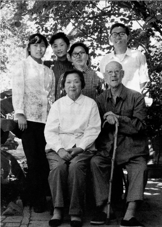 1981年，张伯驹、潘素与女儿女婿及外孙女们合影，后排左一为楼朋林、左二为楼朋竹