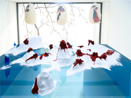 丁雪微《花镜》 200cm x 100cm 2018年  自然堂冰川水水光面膜，炫彩盈润高显色唇膏，玻璃