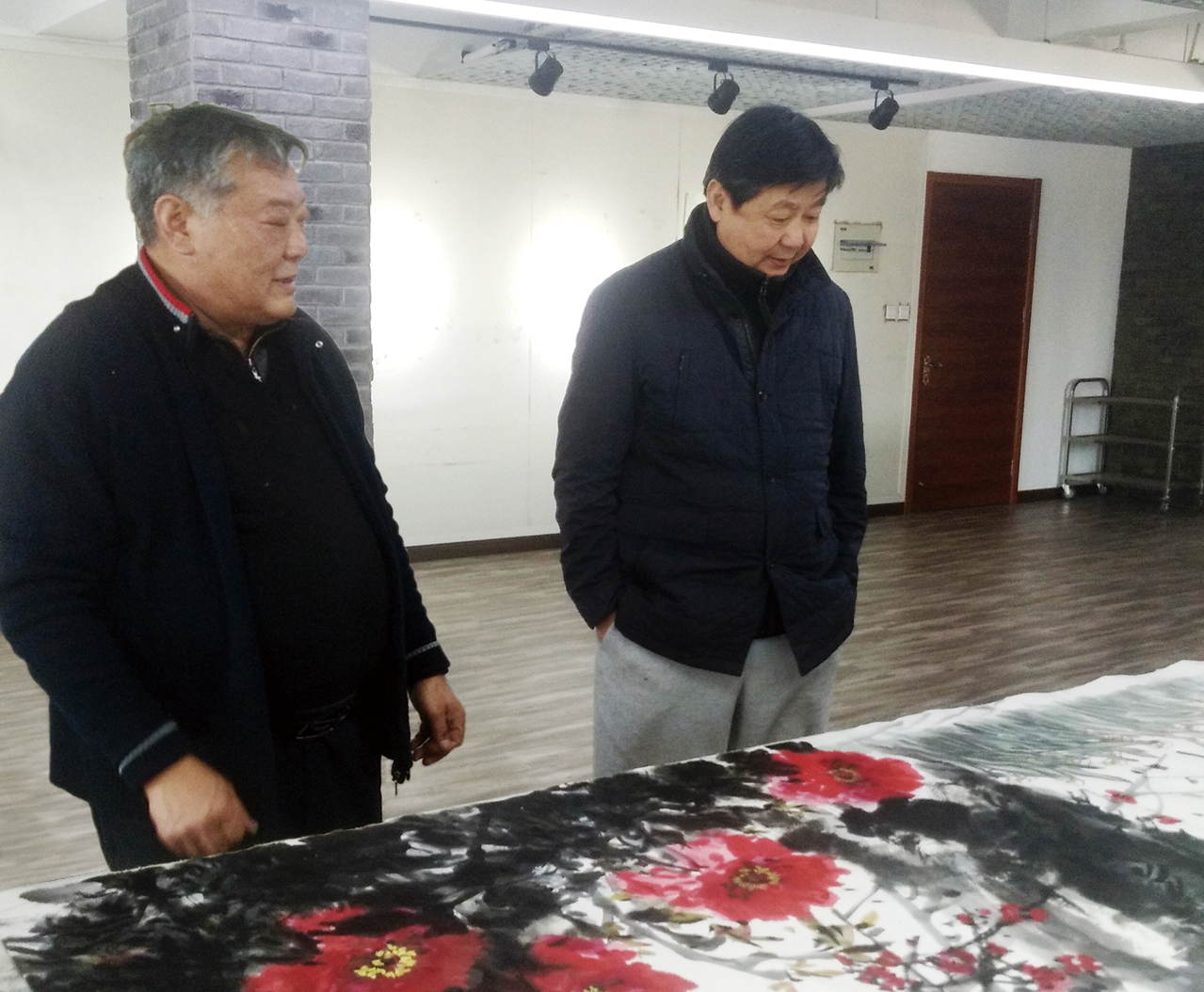 2018年2月，张此潜与王佛生先生在黄宾虹画院创作中