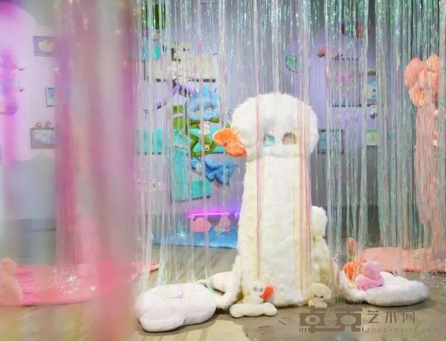 《鹅（系列：无系列作品）》 能尖日 2018年 1700x1700x600mm 毛绒，树脂