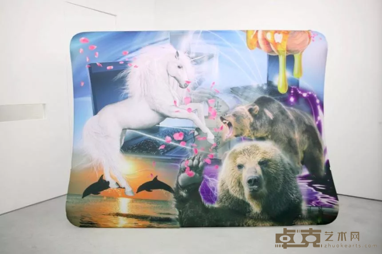《男神、棕熊和独角兽》 苗颖 Miao Ying 305x240x35cm 2016年 布面打印，拉网展架 Print on fabric, metal