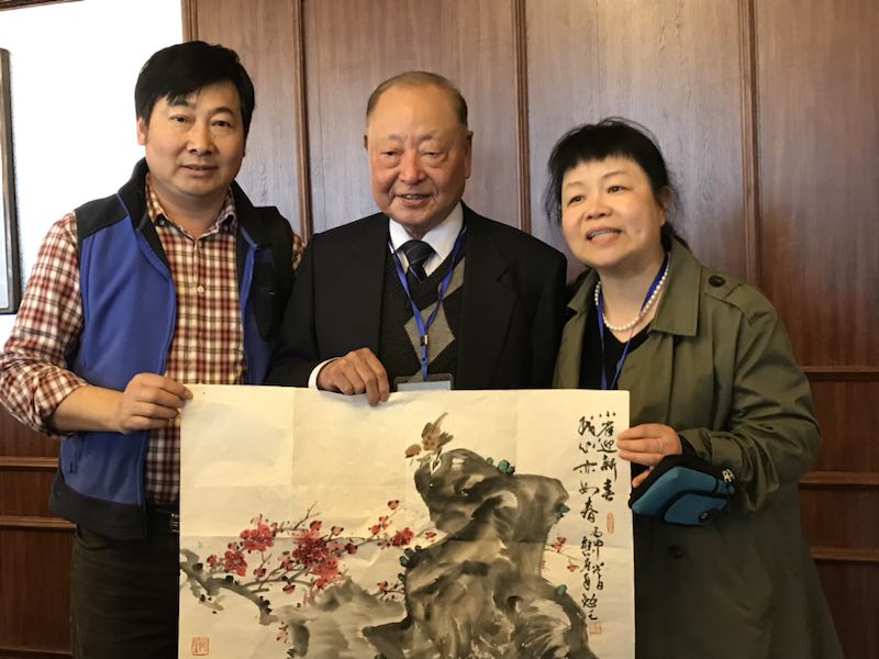 画家李应东向台湾中华战略学会理事长 王文變上将贈送（红梅小雀图）一幅并 合影