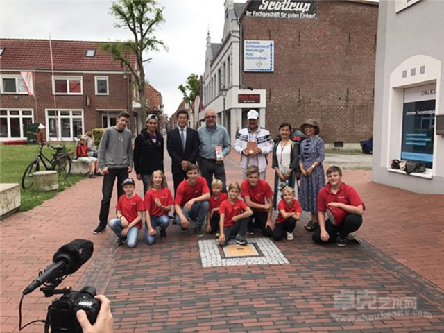 2017年7月习主席访问德国期间，德国朋友穿上中国红体恤在中国画家李江手模前合影