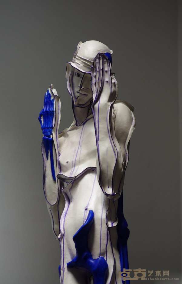 《蓝色骨头》 王立伟 136x120x60cm 2016年 牛皮·综合材料