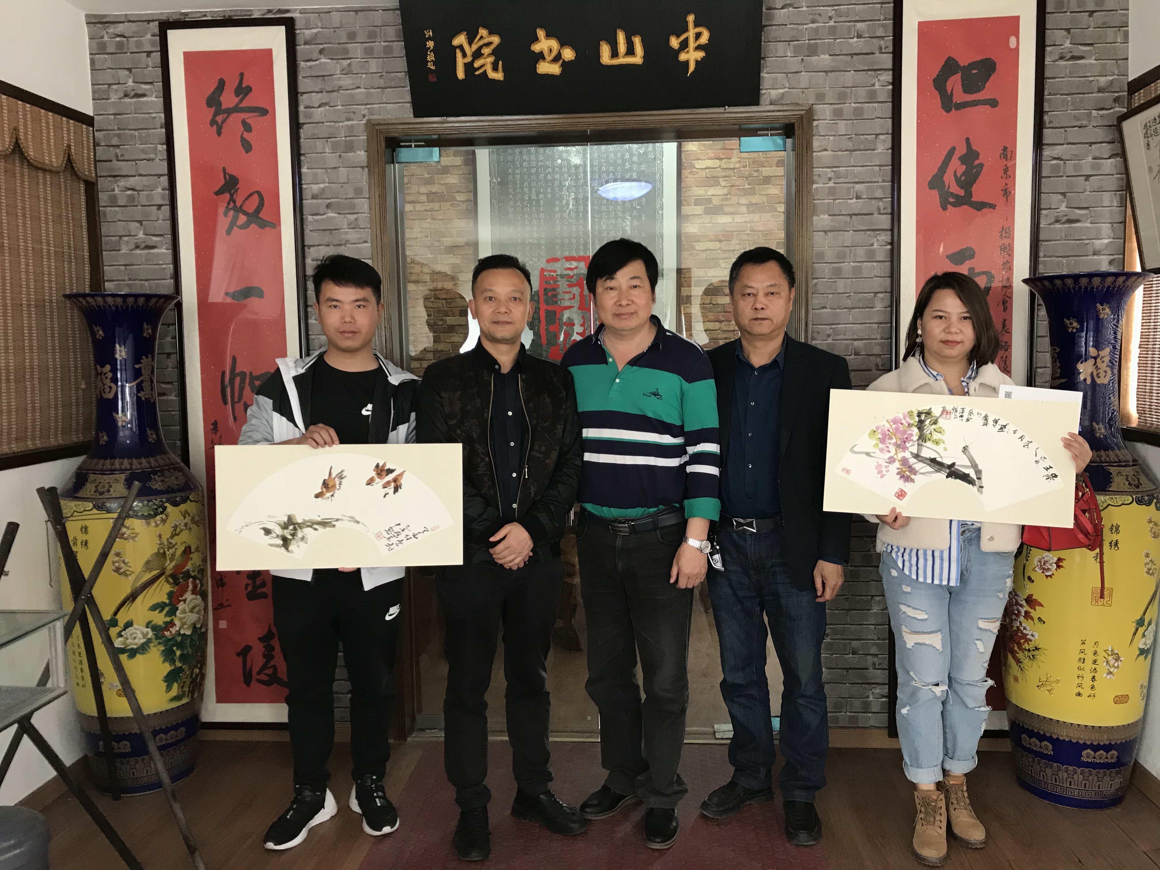 2019年4月6日画家李应东在中山书画院交流作画