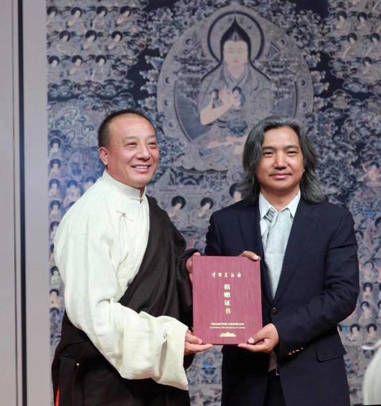 中国美术馆馆长吴为山为中国工艺美术大师娘本颁发捐赠证书
