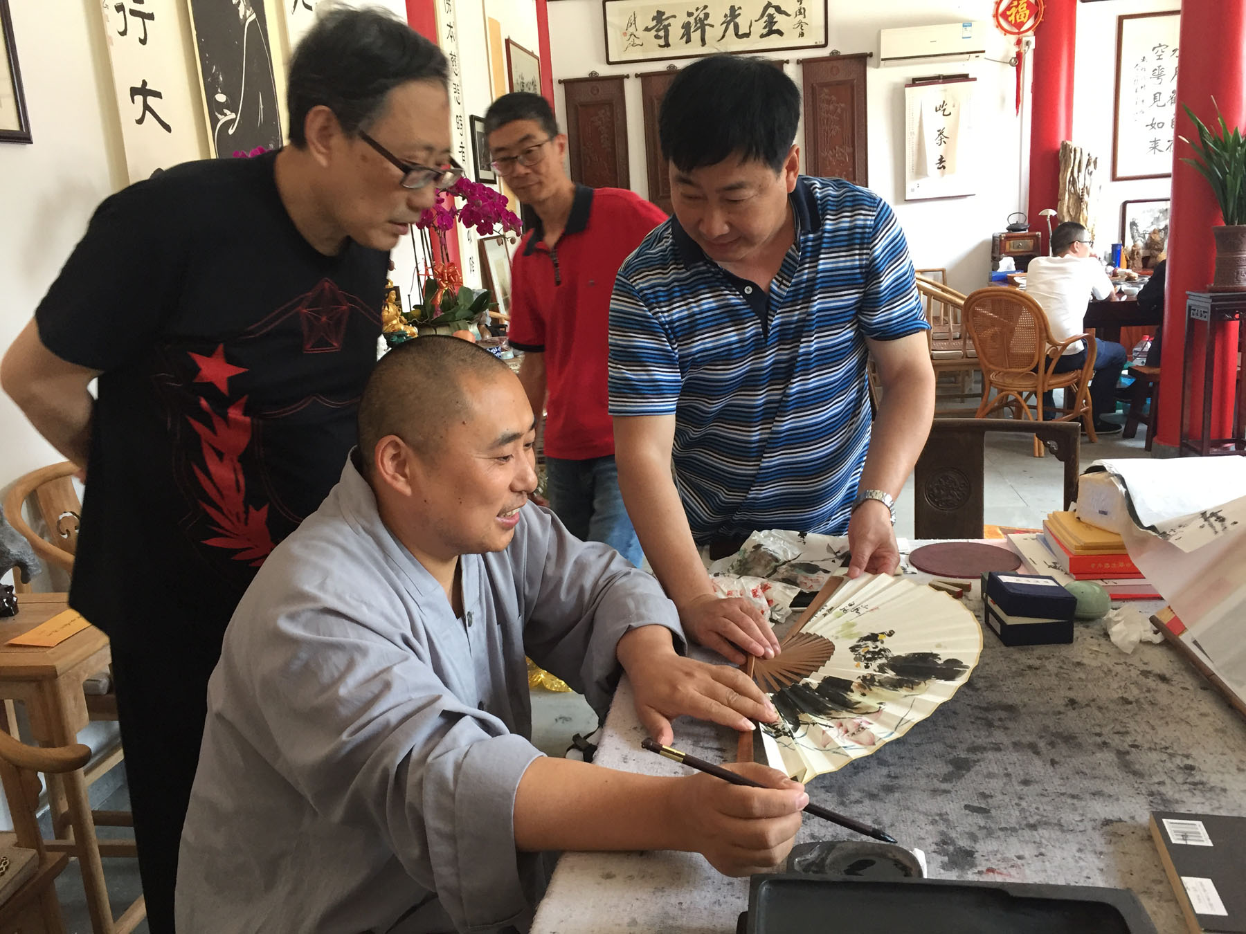 2019年6月18日赴六合金光禅寺交流书画，上图为禅寺主持道生与书画家们在般若堂交流创作体会