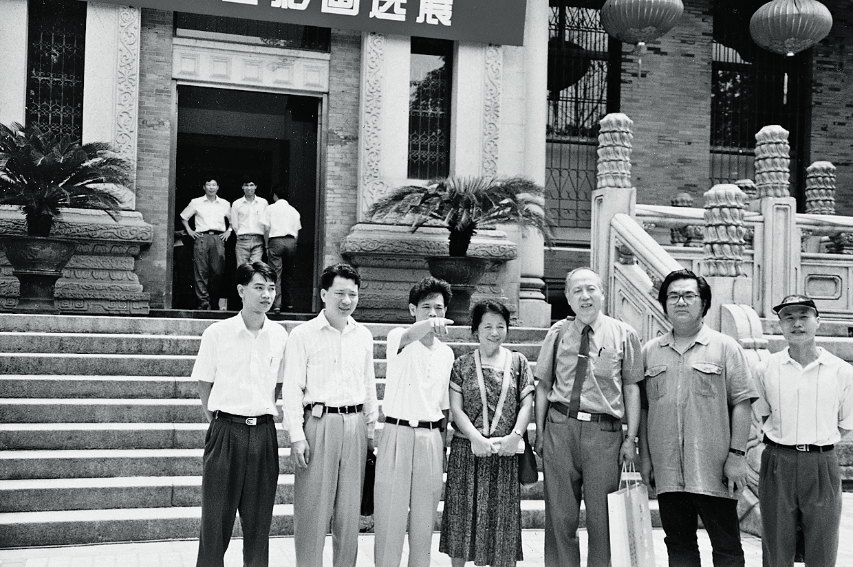 1996年广州美术馆个展与著名画家杨之光、欧洋先生及工作人员合影